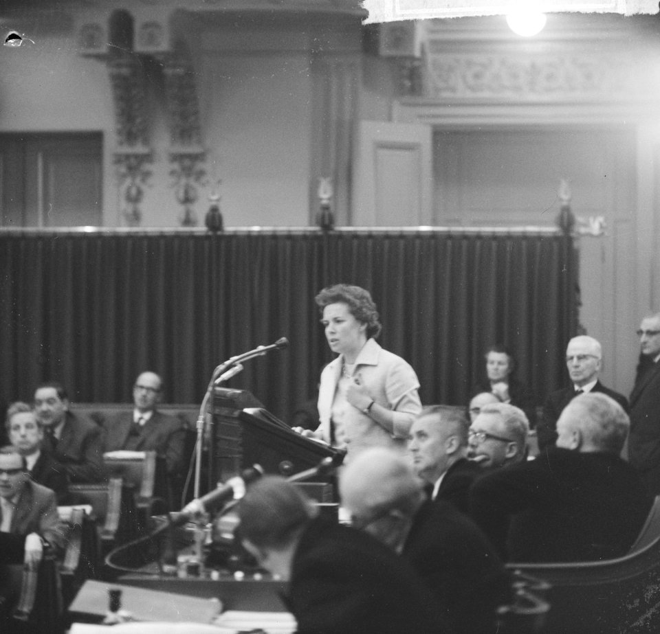 Radio en televisiedebat in de Tweede Kamer , mevrouw Van Someren Downer aan het , Bestanddeelnr 917-2701