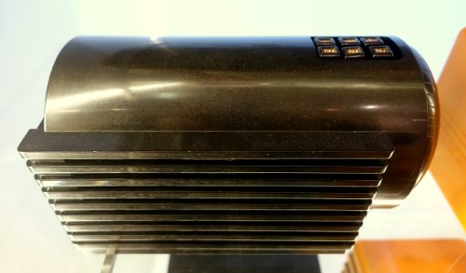 Radio, Model 6110, Rocket, designed by Clarence Karstadt, Sears, Roebuck & Co., Chicago, 1938, Bakelite case - Museum für Angewandte Kunst Köln - Cologne, Germany - DSC09657