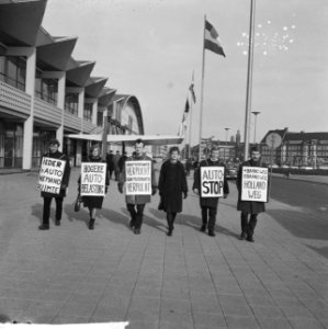 RAI geopend, voetgangers demonstreren, Bestanddeelnr 917-4449