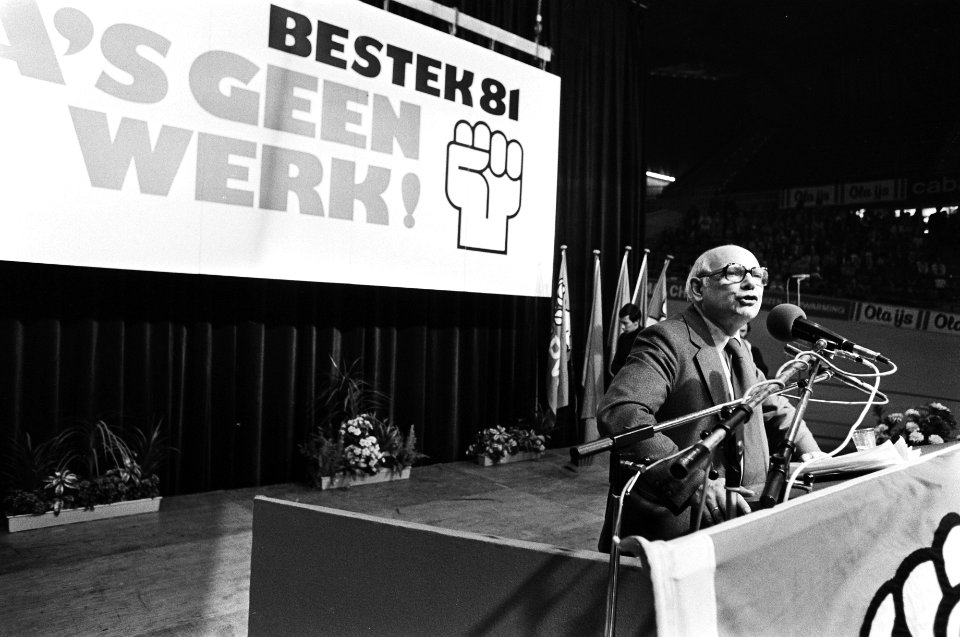 PvdA-protest tegen Bestek81 in AHOY Den Uyl tijdens toespraak (en protestbord, Bestanddeelnr 929-9244