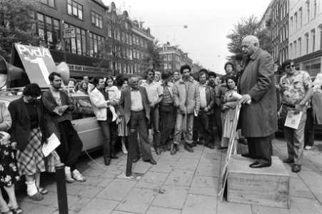 PVDA-lijsttrekker Joop den Uyl bezocht Albert Cuypmarkt Dappermarkt en Fordfabri, Bestanddeelnr 931-4949