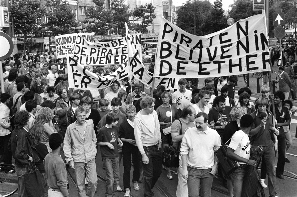 Radio en TV-piraten demonstreren in Amsterdam tegen aktie van de RCD piraten on, Bestanddeelnr 932-2780