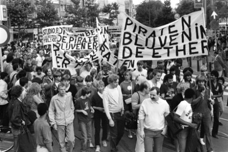 Radio en TV-piraten demonstreren in Amsterdam tegen aktie van de RCD piraten on, Bestanddeelnr 932-2780
