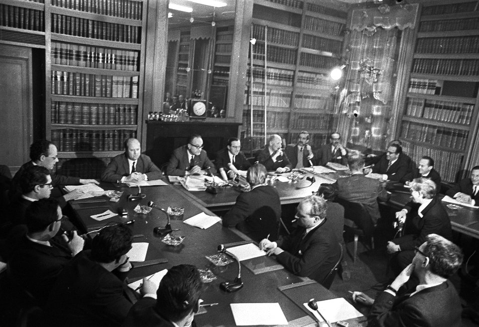 Radicalen uit KVP-fractie. Persconferentie radicalen. Achter tafel Janssen, Boga, Bestanddeelnr 921-1170