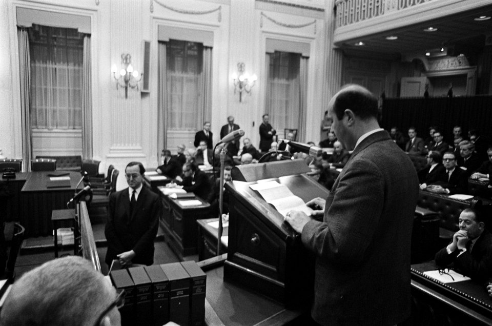 Radicalen uit KVP-fractie. Drs. P. Janssen legt verklaring af, Aarden luistert, Bestanddeelnr 921-1187