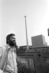 PvdA-voorzitter Max van den Berg voor de kerncentrale in Dodewaard, Bestanddeelnr 931-6712