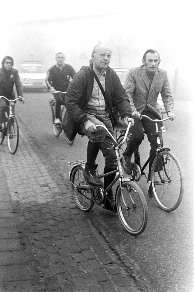 PvdA-kamerlid A Vondeling begint wandel-fietstocht door Nederland ivm komend, Bestanddeelnr 925-9989