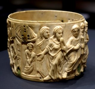 Pyx with Christ performing miracle healing, view 2, Eastern Mediterranean, c. 500 AD, ivory - Hessisches Landesmuseum Darmstadt - Darmstadt, Germany - DSC00336