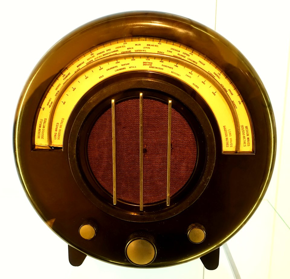 Radio, Model AD 65, designed by Wells Coates, Ekco USA, 1932, Bakelite case - Museum für Angewandte Kunst Köln - Cologne, Germany - DSC09649