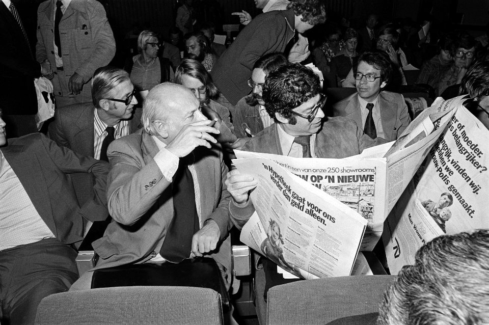 PvdA-partijraad in Amsterdam Den Uyl en Van Thijn lezen krant, Bestanddeelnr 928-7997