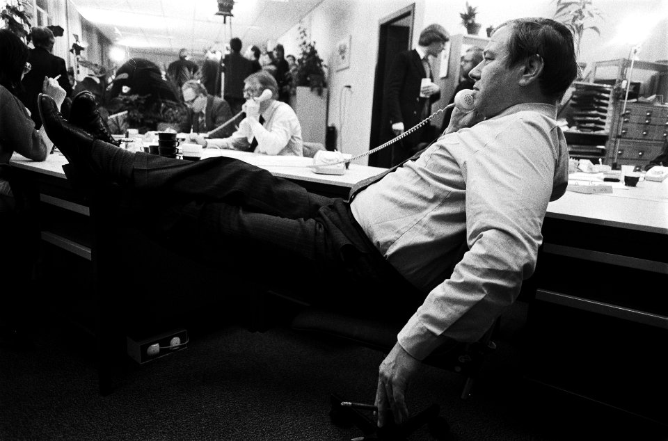 PvdA-top beantwoordt leden door de telefoon in partijbureau van PvdA in Amsterda, Bestanddeelnr 932-0357