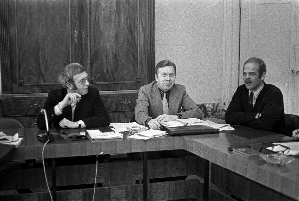PvdA-fractievergadering in gebouw van Tweede Kamer , v.l.n.r. Den Uyl , Bas de G, Bestanddeelnr 926-1573