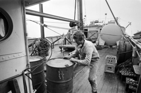 Rainbow Warrior van aktiegroep Greenpeace voor vertrek naar New Foundland in Amsterdamse haven, Bestanddeelnr 931-3512