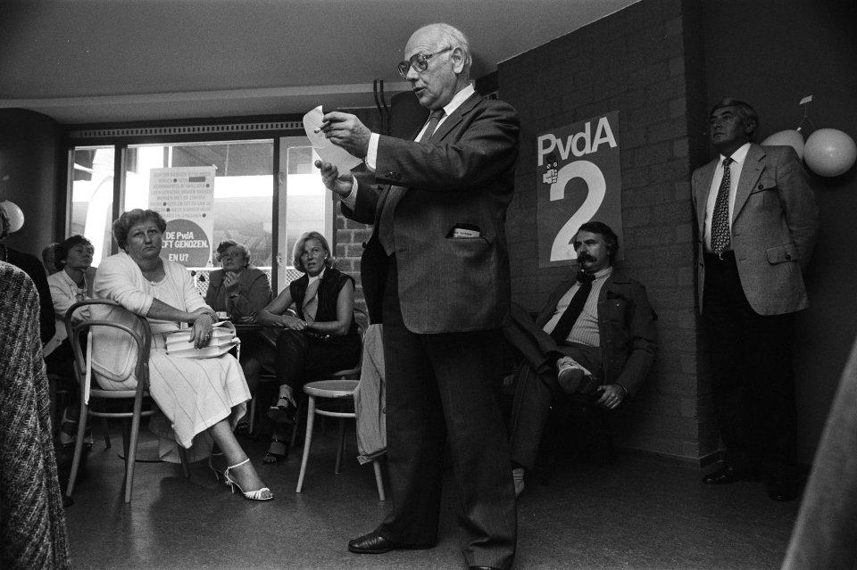 PvdA-verkiezingskaravaan in Spijkenisse Den Uyl aan het woord (binnen), Bestanddeelnr 932-2919