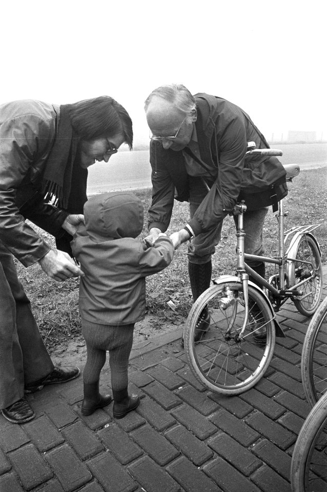 PvdA-kamerlid A Vondeling begint wandel-fietstocht door Nederland ivm komend, Bestanddeelnr 925-9986
