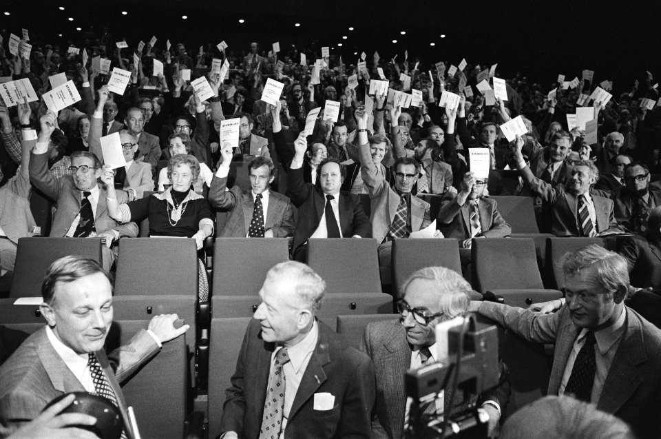 PvdA-partijraad in Utrecht over CDA-lijst Steenkamp (CDA Elfrich (AR-senator), , Bestanddeelnr 928-8001