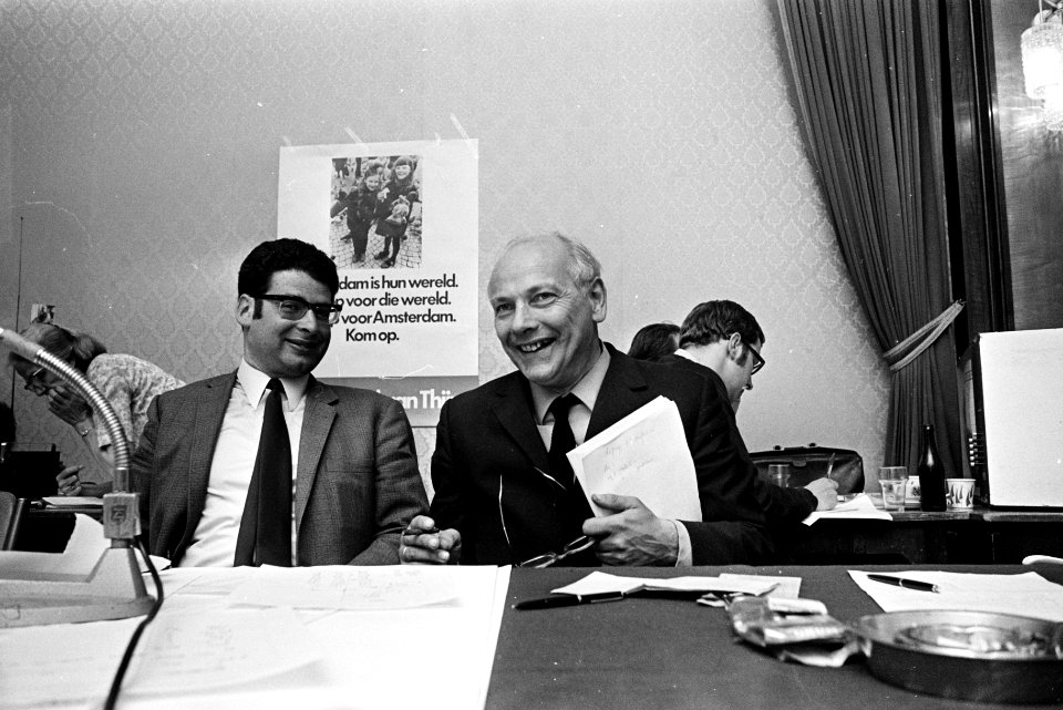 PvdA-vergadering verkiezingsuitslagen in Krasnapolsky, Amsterdam links Ed van T, Bestanddeelnr 923-5701