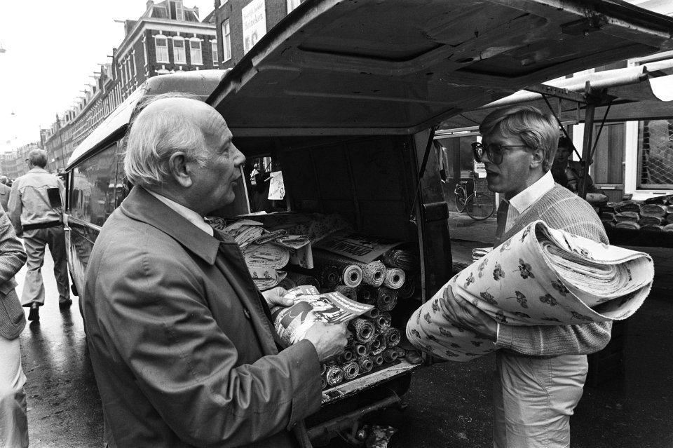PVDA-lijsttrekker Joop den Uyl bezocht Albert Cuypmarkt en Dappermarkt en Fordfa, Bestanddeelnr 931-4953