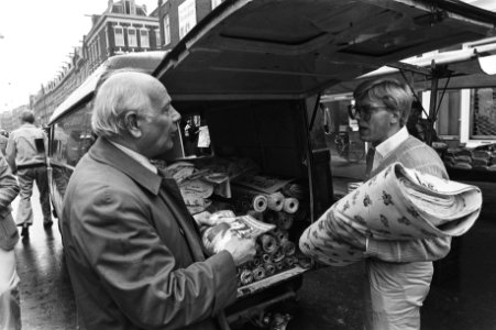 PVDA-lijsttrekker Joop den Uyl bezocht Albert Cuypmarkt en Dappermarkt en Fordfa, Bestanddeelnr 931-4953