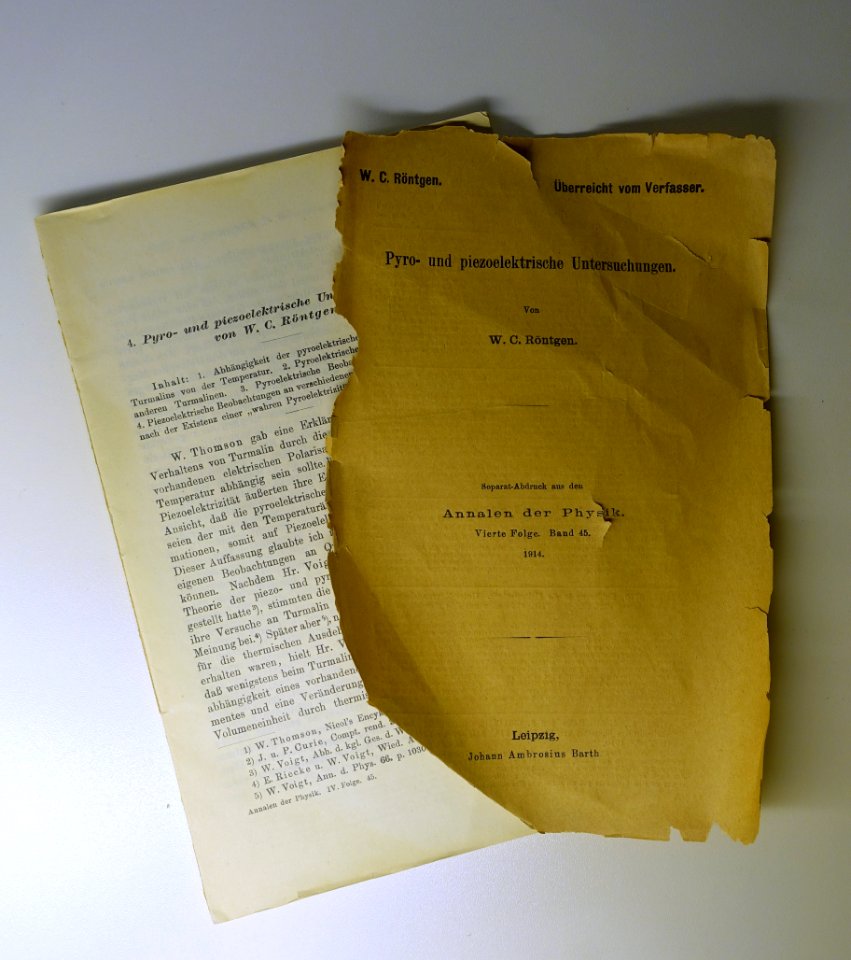 Pyro- und piezo-elektrische Untersuchungen. In Annalen der Physik, 4. Folge, Band 45, S. 737–800, 1914 - Röntgen-Gedächtnisstätte Würzburg - Würzburg, Germany - DSC04319