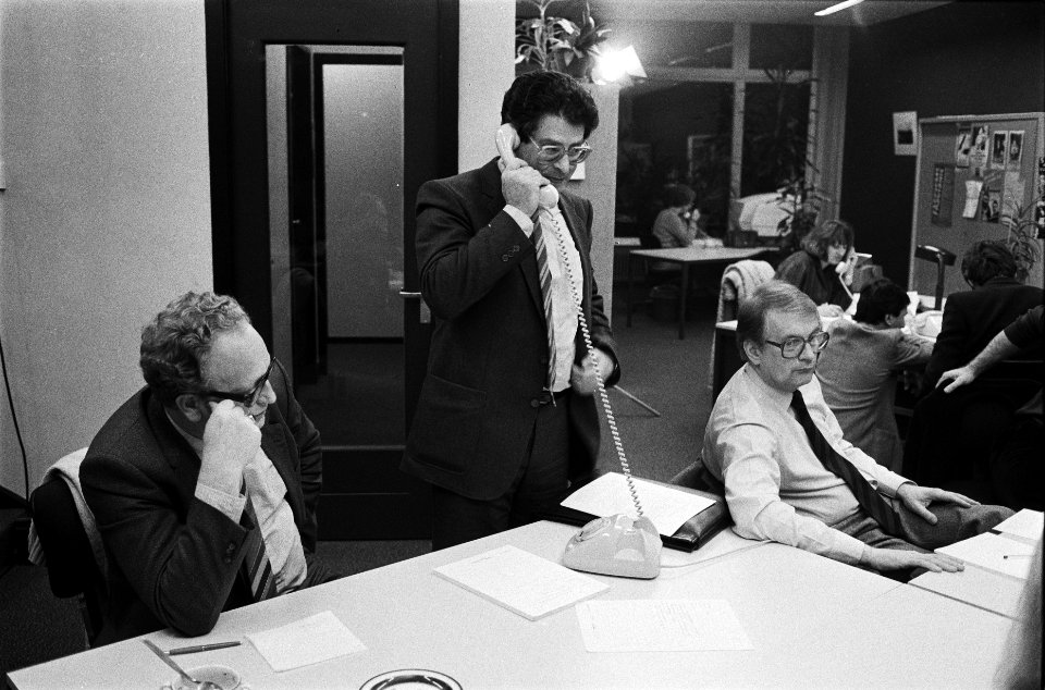 PvdA-top beantwoordt leden door de telefoon in partijbureau van PvdA in Amsterda, Bestanddeelnr 932-0361