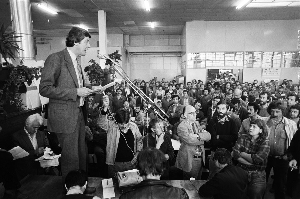 PvdA-voorzitter Max van de Berg n FNV-voorzitter Wim Kok bezoeken bezette Ford f, Bestanddeelnr 931-5767