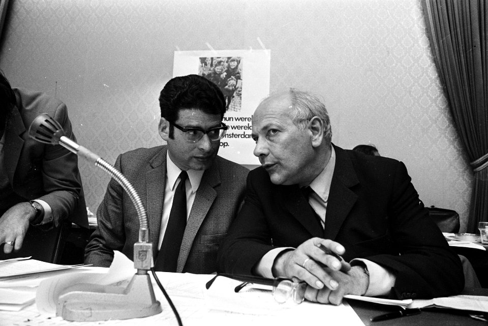 PvdA-vergadering verkiezingsuitslagen in Krasnapolsky, Amsterdam links Ed van T, Bestanddeelnr 923-5702