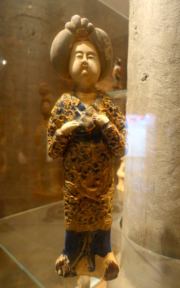 Queen of China, Tang dynasty, c. 650 AD, gilt dress over glazed terracotta - Kulenovic Collection - Karlskrona, Sweden - DSC08417