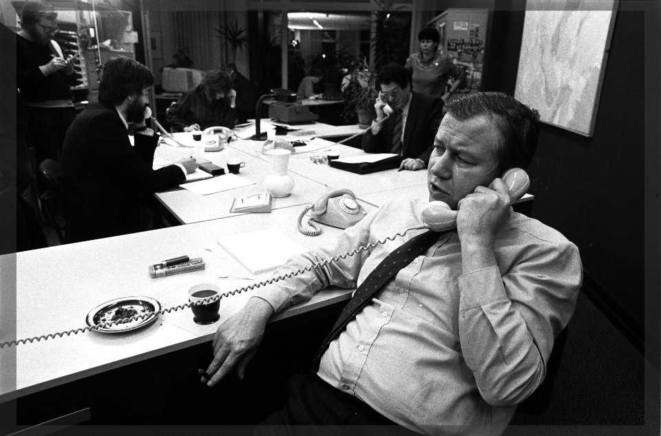 PvdA-top beantwoordt leden door de telefoon in partijbureau van PvdA in Amsterda, Bestanddeelnr 932-0358