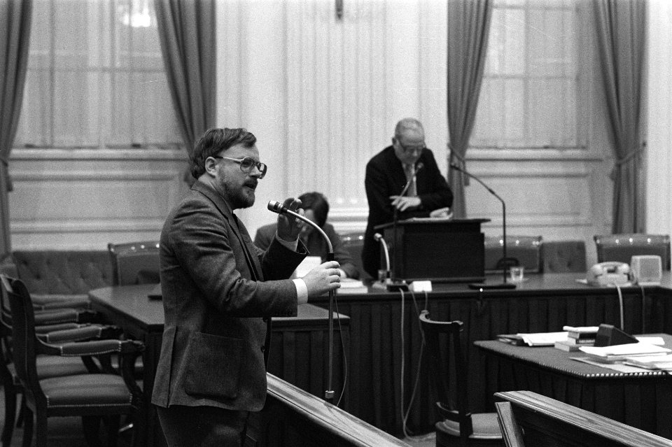 PvdA-woordvoerder Wöltgens (links) interrumpeert minister Van der Stee (CDA), Bestanddeelnr 931-8511