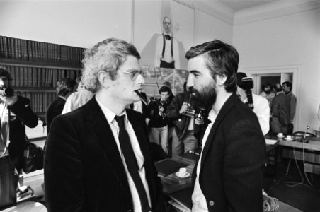 PvdA-fractievergadering 5, 6 Max van de Berg in gesprek met Maarten van Traa, Bestanddeelnr 932-1564
