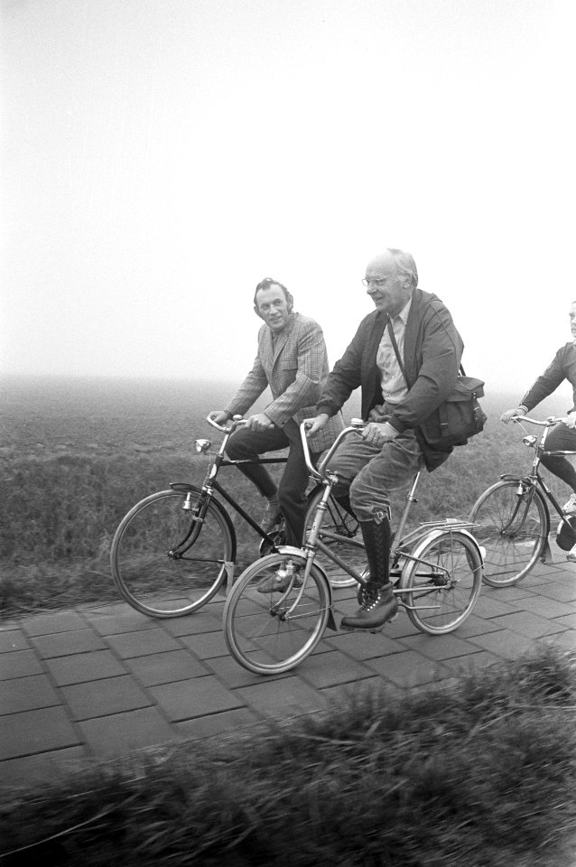 PvdA-kamerlid A Vondeling begint wandel-fietstocht door Nederland ivm komend, Bestanddeelnr 925-9988