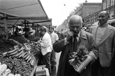 PVDA-lijsttrekker Joop den Uyl bezocht Albert Cuypmarkt en Dappermarkt en Fordfa, Bestanddeelnr 931-4951