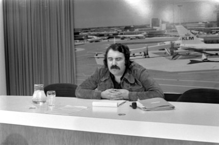 PvdA-voorzitter Andre van der Louw terug uit Chili op Schiphol, Van der Louw, Bestanddeelnr 926-7333