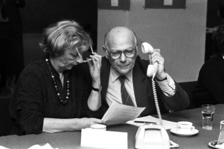 PVDA-politici houden weer telefoonavond in Den Haag . Den Uyl aan de telefeoon (, Bestanddeelnr 932-0579