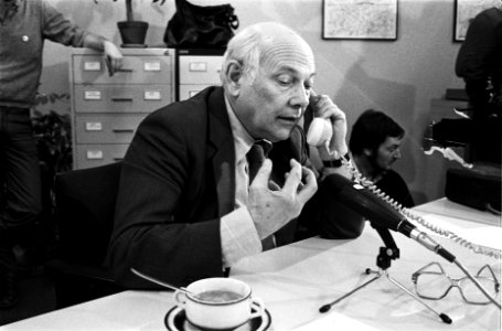 PvdA-top beantwoordt leden door de telefoon in partijbureau van PvdA in Amsterda, Bestanddeelnr 932-0362