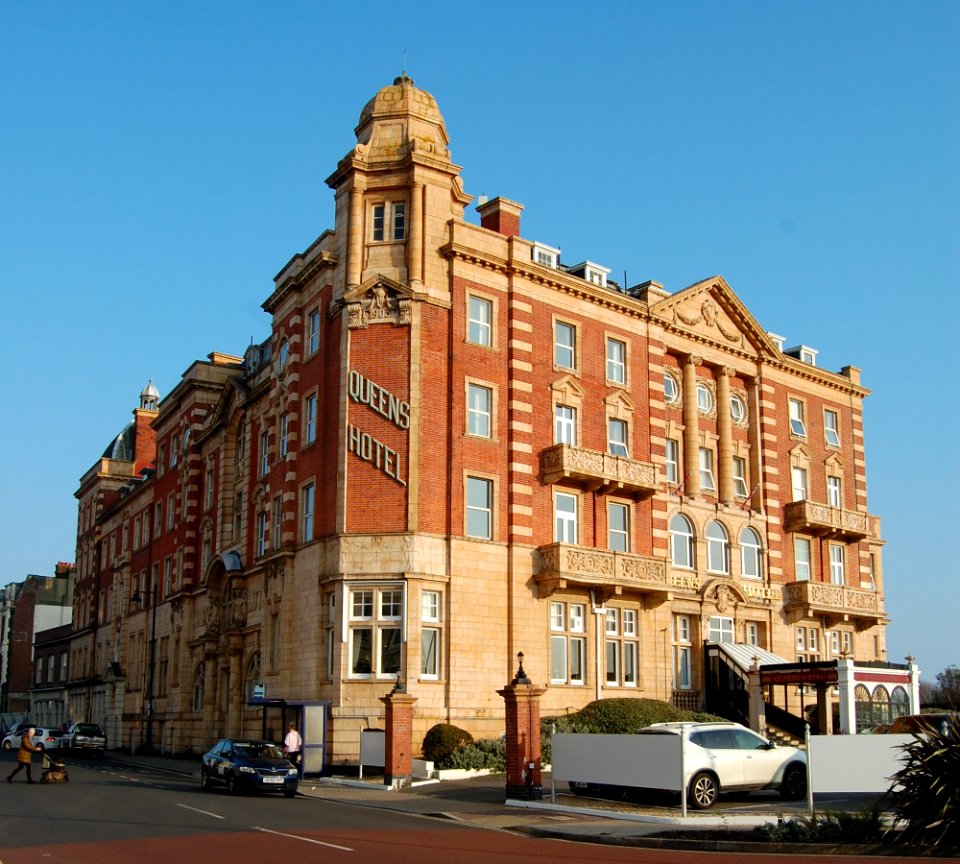 Queen's Hotel, Osborne Road, Southsea (March 2019) (2)