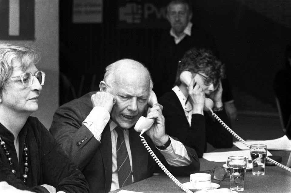 PVDA-politici houden weer telefoonavond in Den Haag . Den Uyl aan de telefeoon (, Bestanddeelnr 932-0578