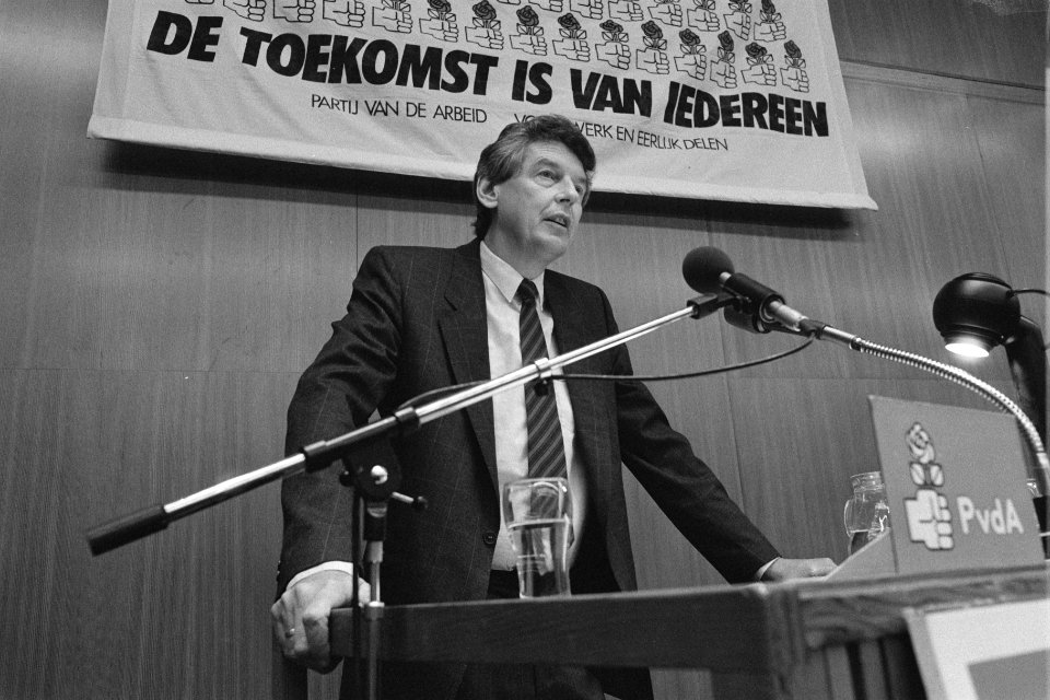 PvdA-partijraadvergadering in Amsterdam fractievoorzitter Wim Kok tijdens slotr, Bestanddeelnr 933-8699