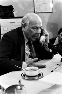 PvdA-top beantwoordt leden door de telefoon in partijbureau van PvdA in Amsterda, Bestanddeelnr 932-0356