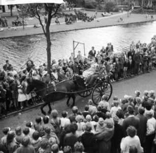 Purmerend 550 jaar stad, ringsteken in klederdracht, Bestanddeelnr 911-4239