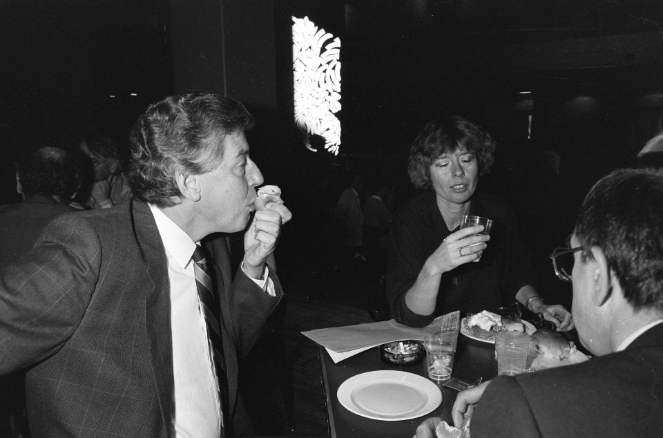 PvdA-partijraad Wim Kok en Marjanne Sint tijdens lunch, Bestanddeelnr 934-0863