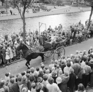 Purmerend 550 jaar stad, ringsteken in klederdracht, Bestanddeelnr 911-4241
