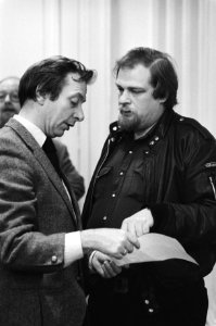 PvdA-woordvoerder Arie van der Hek (l) achter het gordijn in gesprek met wethoud, Bestanddeelnr 932-4699