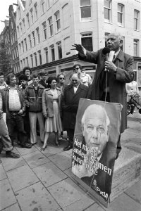 PVDA-lijsttrekker Joop den Uyl bezocht Albert Cuypmarkt en Dappermarkt en Fordfa, Bestanddeelnr 931-4950