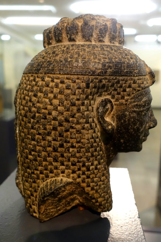 Queen's head, view 2, Egypt, 18th dynasty, perhaps late 14th century BC, granite, K 96 - Martin von Wagner Museum - Würzburg, Germany - DSC05365