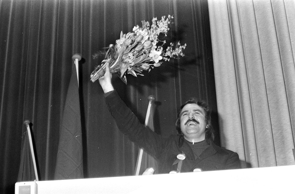 PvdA-Congres, Amsterdam Van der Louw zwaait met bloemen, Bestanddeelnr 924-2432