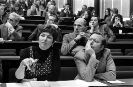 PvdA-kamerleden Nel Barendregt en Arie van der Hek met achter hen NVV districtsb, Bestanddeelnr 926-9772