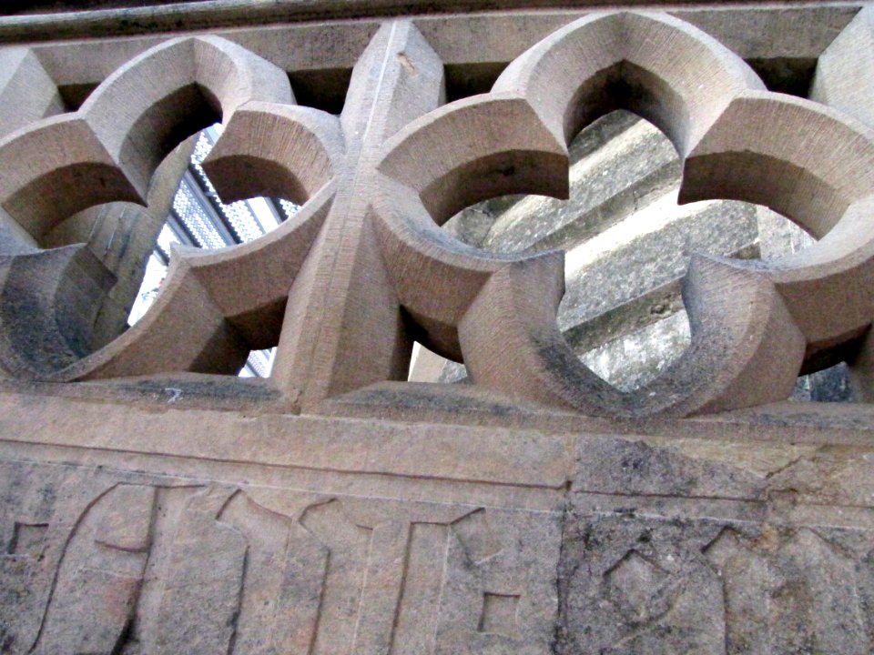 Quadrilobes du parapet des tours de la collégiales de Neuchâtel