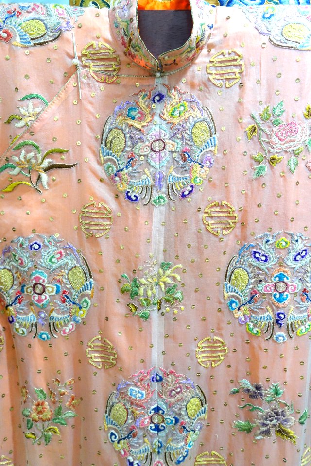 Queen's robe, replica of 19th century, embroidered cloth - Museum of Vietnamese History - Ho Chi Minh City - DSC05952
